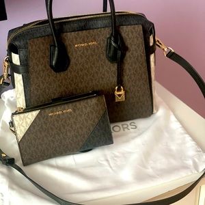 MICHAEL KORS handbag with smartphone wallet.
